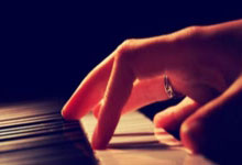 亚星官网:比赛日:萨拉赫创纪录利物浦断崖领跑 马竞翻船皇马追平巴萨.